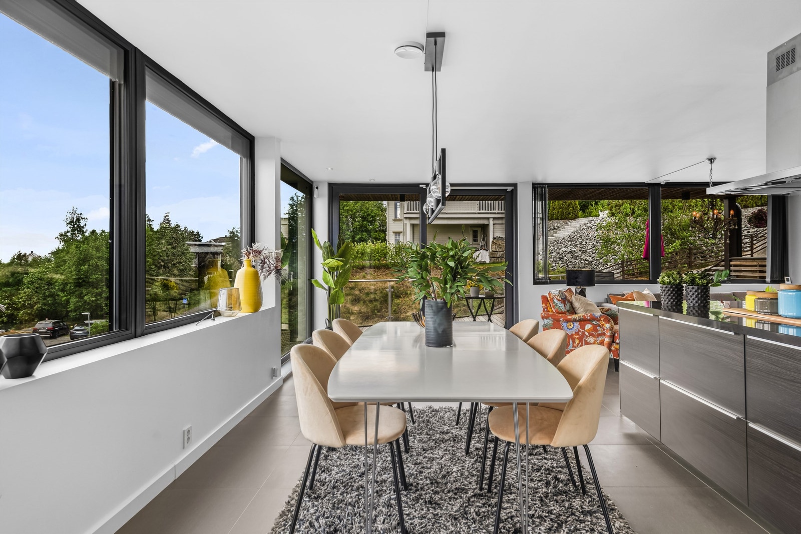 Flott spisestue som innbyr til festlige lag med venner og familie. Galleribilde