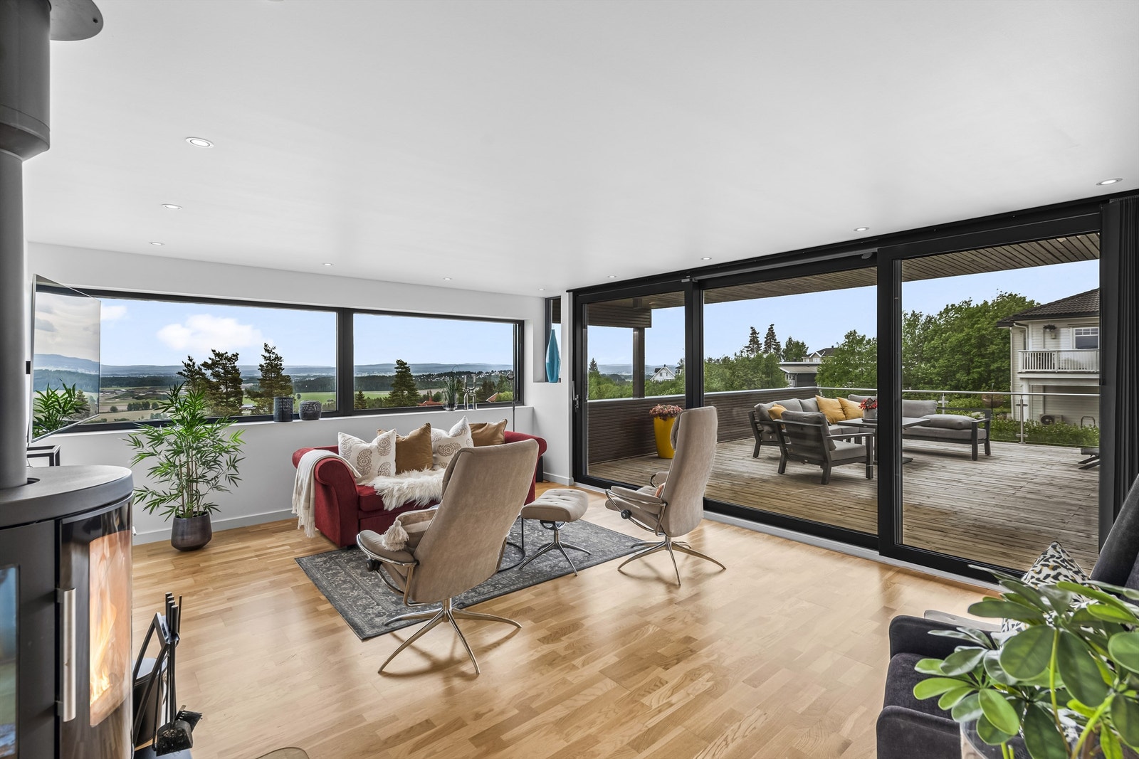 Stuen på øverste plan - et lyst og luftig rom med utgang til terrasse. Galleribilde