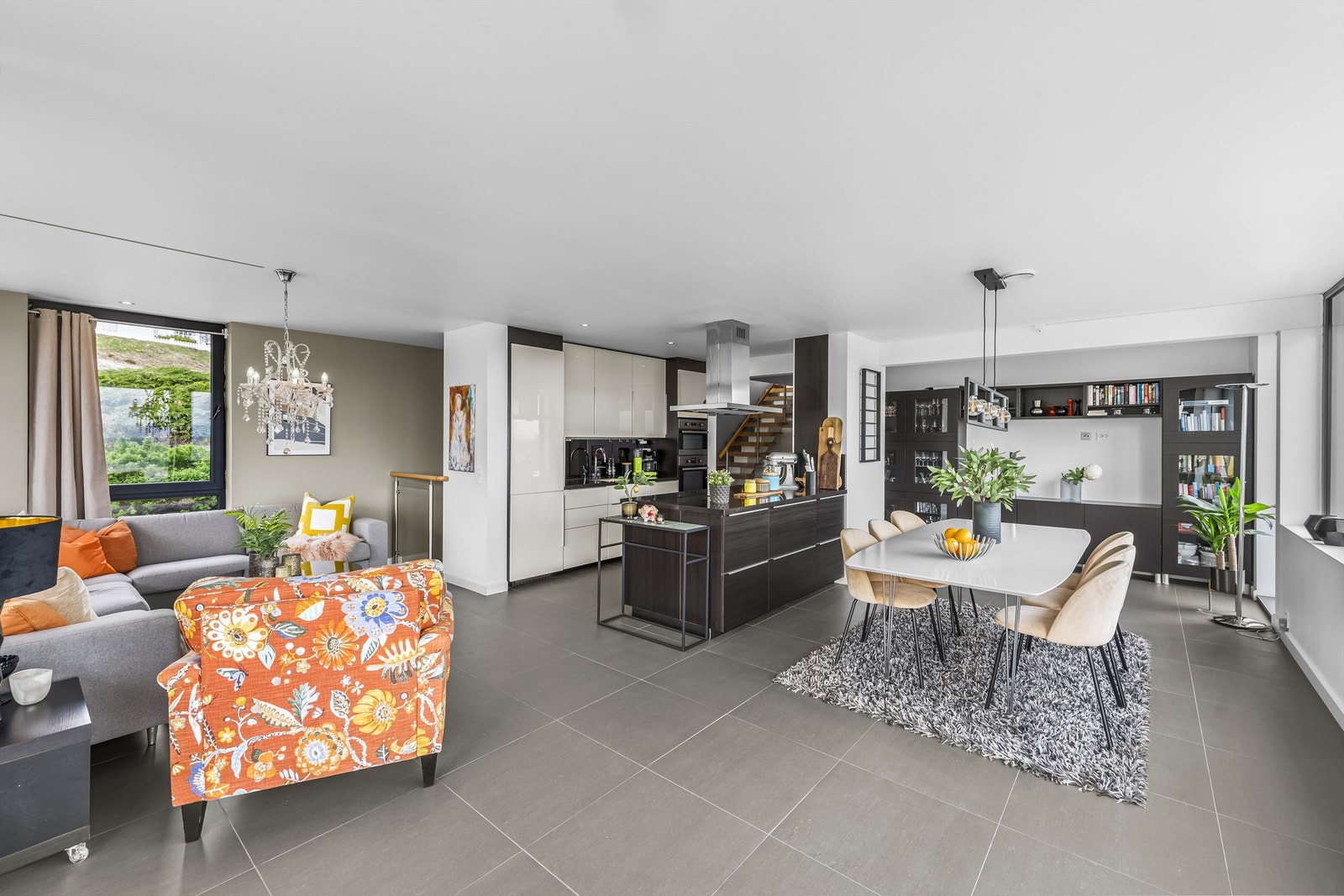 Høyskap og veggskap har hvite høyglansfronter med mørk omramming og dekksider likt som øya. Galleribilde