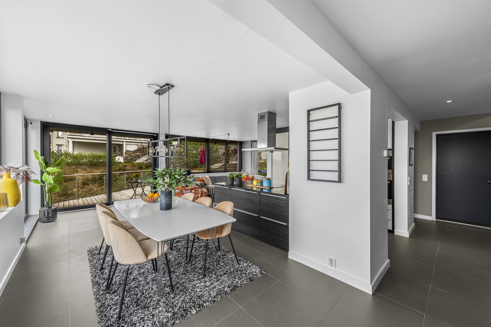 Kjøkkenet har en stilig innredning plassert langs én vegg, pluss en stor halvøy mot stuen. Galleribilde