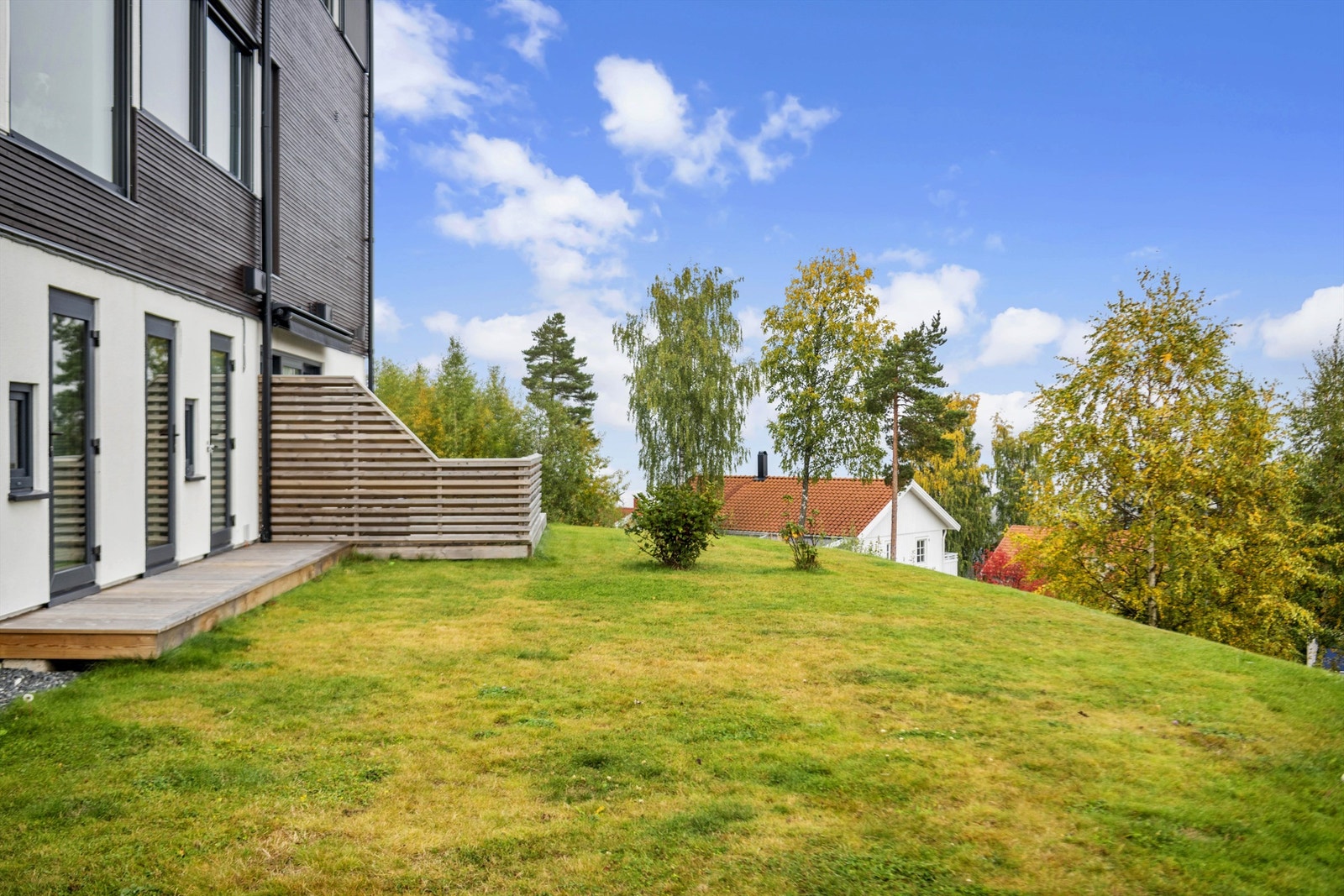 "Eget område" med terrasseplatting i tilknytning til utleiedel Galleribilde