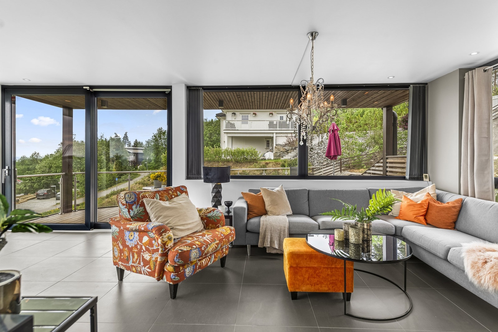 Stuen i første etasje ligger i åpen løsning med kjøkkenet, og har skyvedører ut til en solfylt terrasse med noe overbygg. Rommet bades i dagslys fra tre sider og har nydelig utsikt over landskapet fra østvendte vinduer - det ene fra gulv til tak. Galleribilde