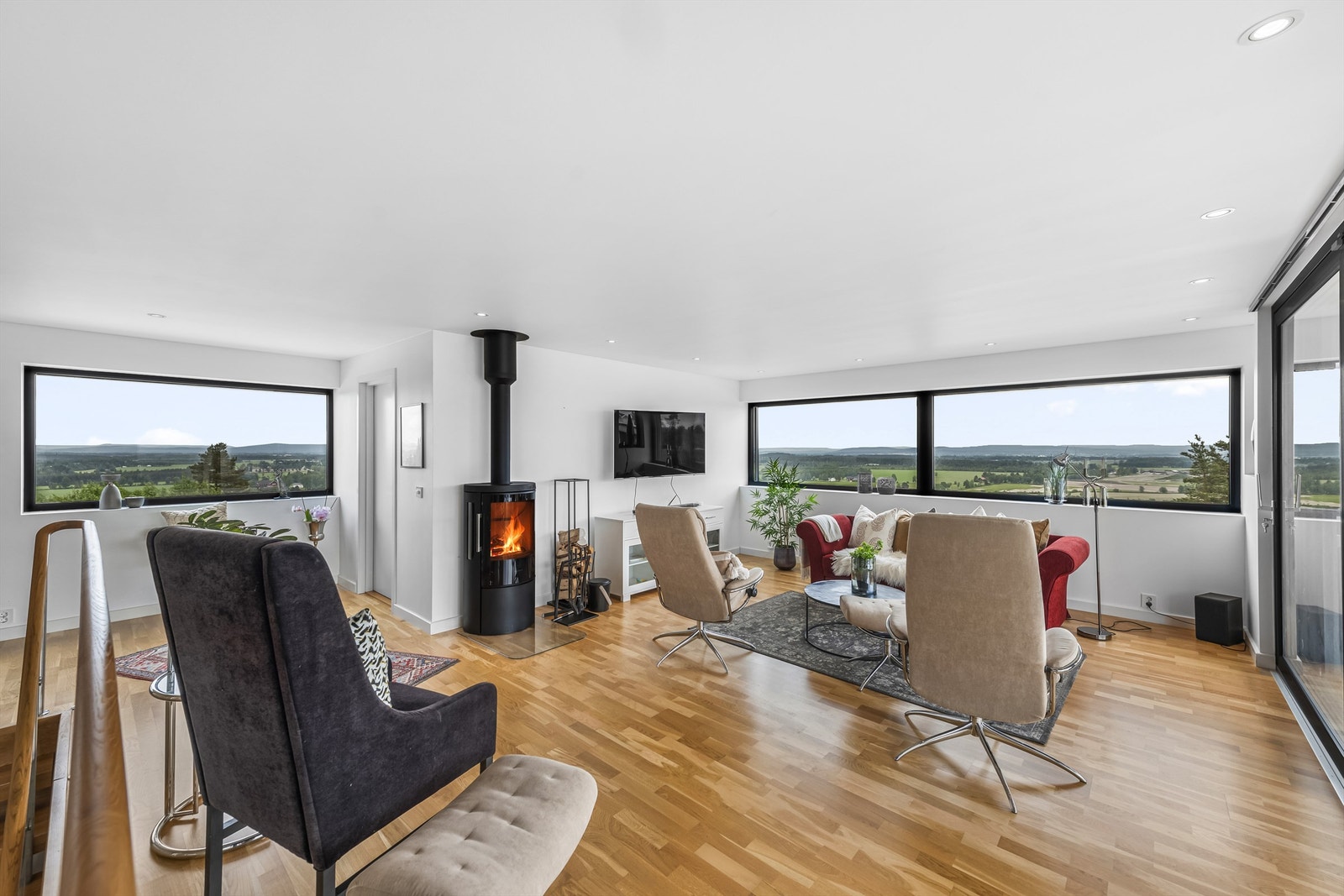 Velkommen inn i en meget tiltalende og unik enebolig i moderne funkisstil, med flotte vindusflater som ivaretar utsikten, og en familievennlig planløsning med gode soner for sosialt samspill og privatliv. Galleribilde