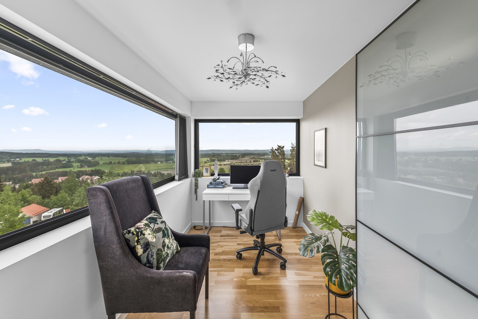 Soverom/kontor i loftsetasje med vidstrakt utsikt over Nes. Galleribilde