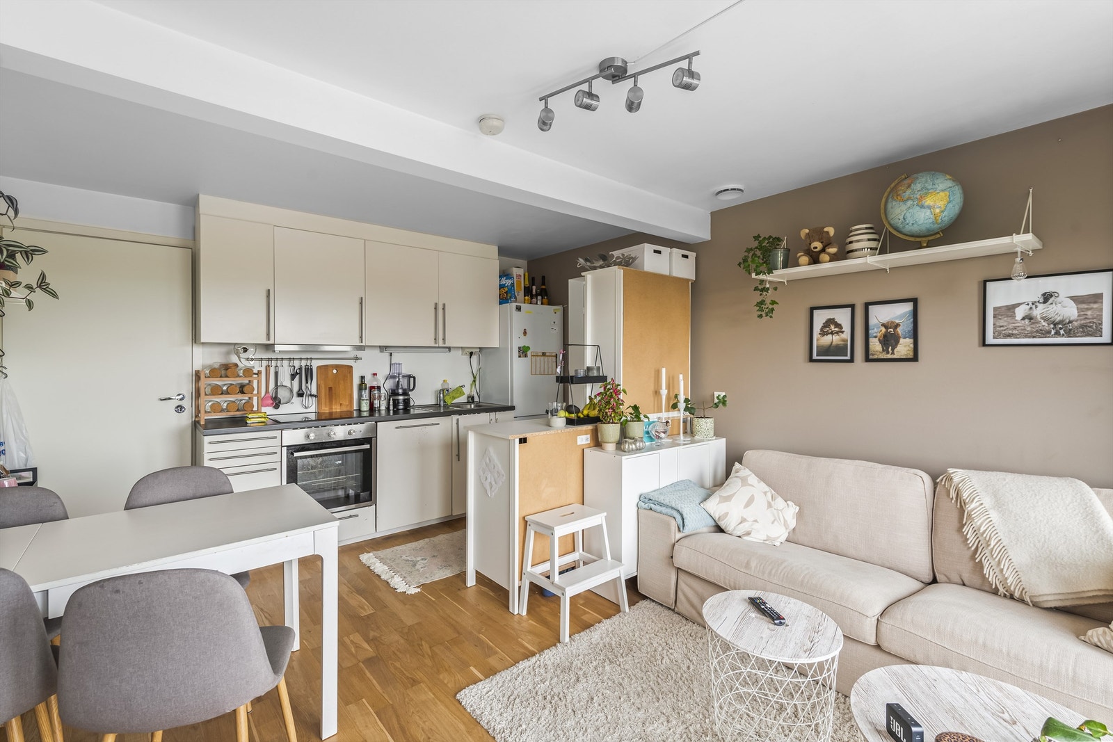 Med åpen løsning til kjøkken. Galleribilde