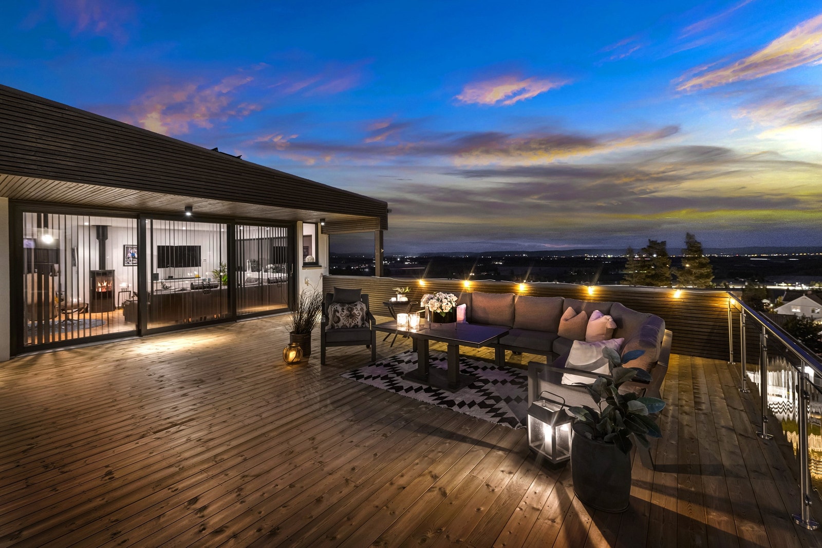 Eiendommen ligger høyt plassert på feltet, og har fantastisk utsikt som strekker seg vidt over åkerlandskapet til skog og åser i horisonten. Galleribilde