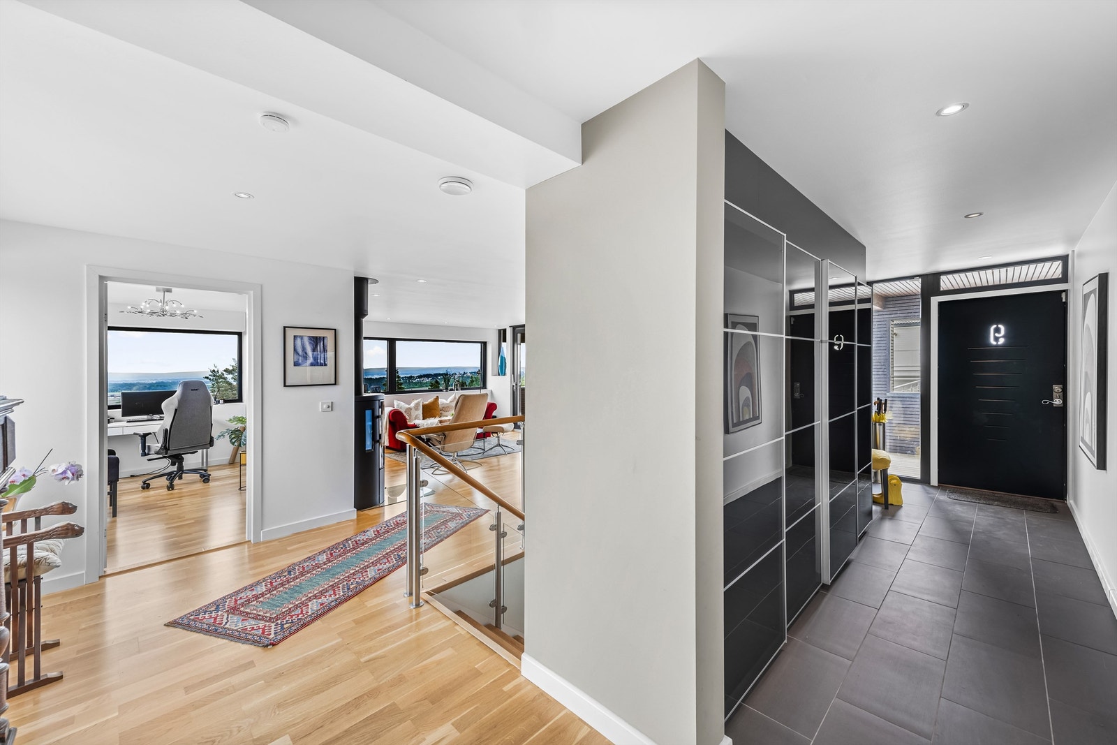 Ved inngang fra toppetasjen ønsker en romslig hall deg velkommen. Hallen har godt med skyvedørsgarderobe hvor du kan henge fra deg jakken før du tar turen videre i ditt nye hjem. Galleribilde