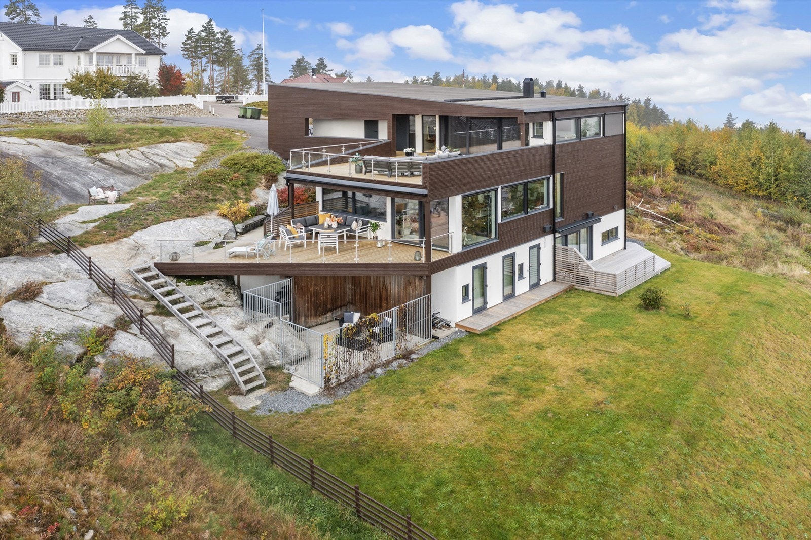 Stor tomt med fjell i dagen, så vel som opparbeidet og beplantet areal - Godt med boltreplass for store og små. (Hundegården følger ikke med) Galleribilde