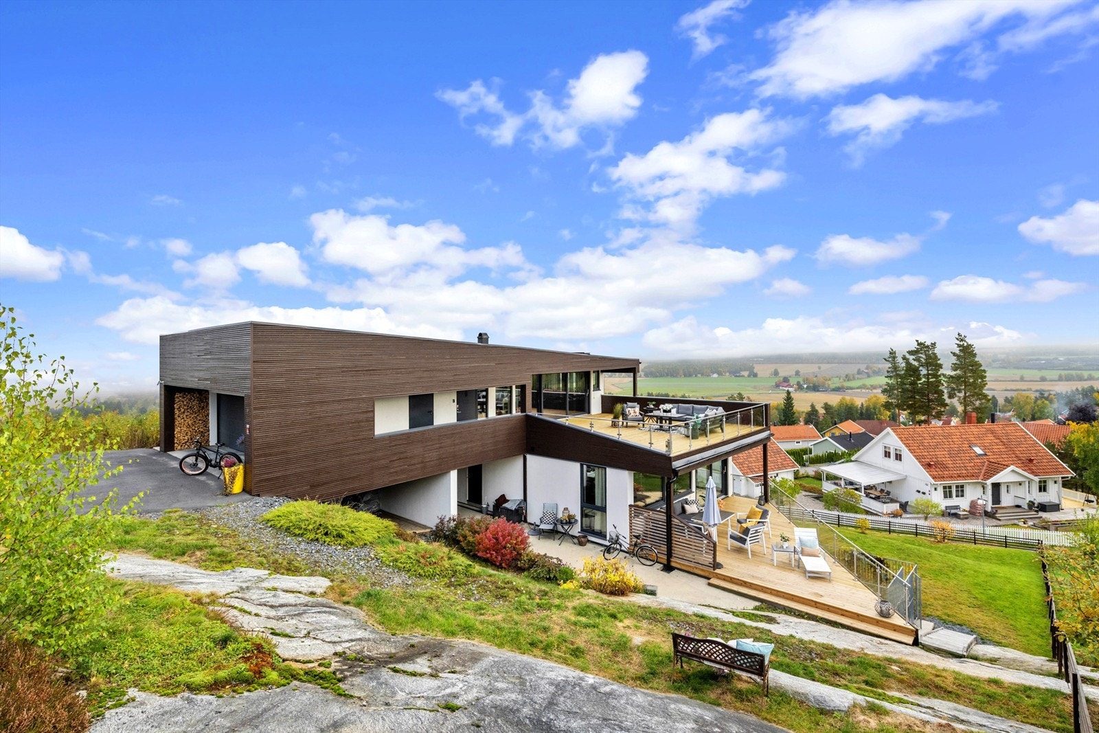 Velkommen til Løvebakken 9 A og B. En stilig og unik funkisbolig fra 2014 over tre plan med 3-roms leilighet i underetasjen og tomt på 1280 kvm. Galleribilde