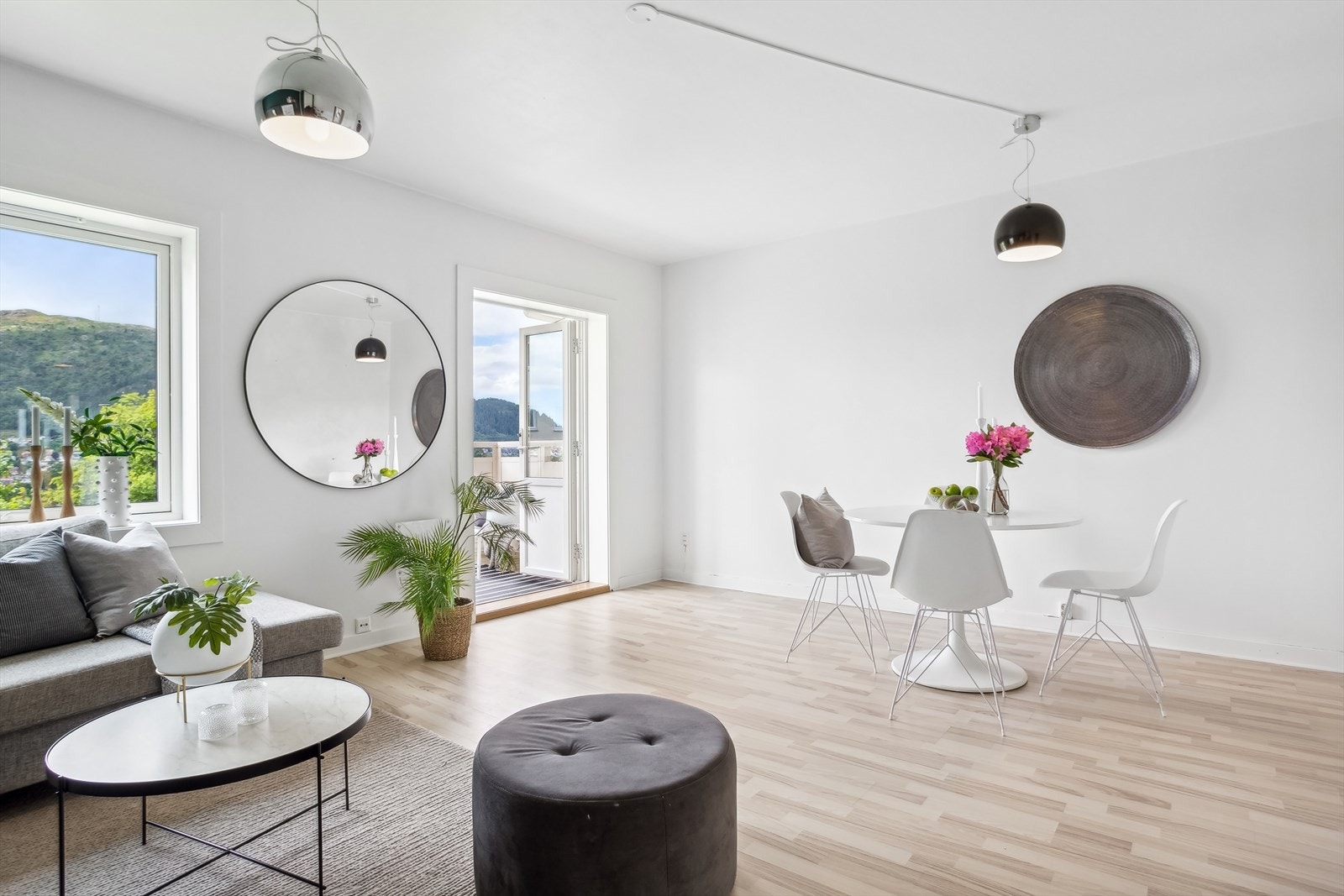 Fra stuen er det utgang til solrik balkong. Galleribilde