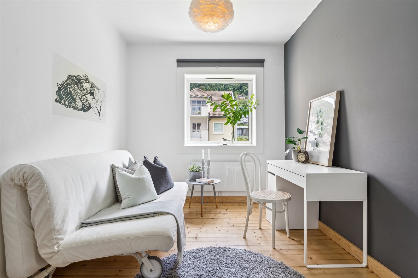 Soverom to med plass til seng, nattbord og garderobeskap. Galleribilde