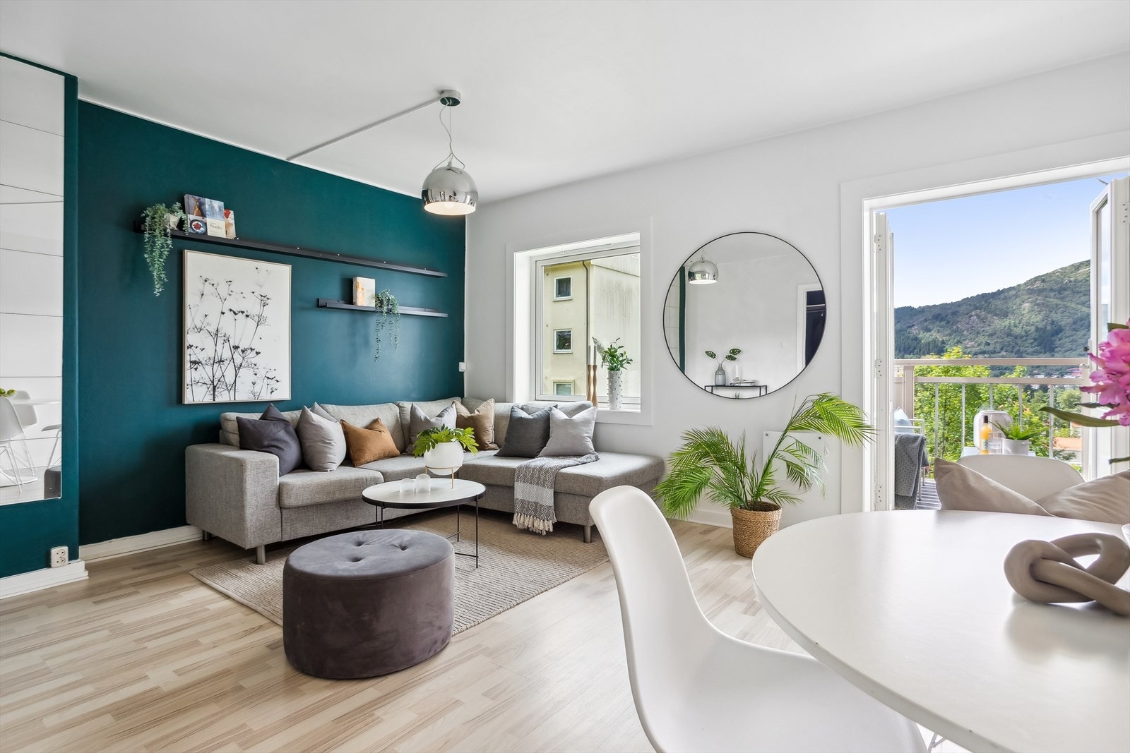 Romslig stue med med god plass til sofagruppe og spisebord. Galleribilde