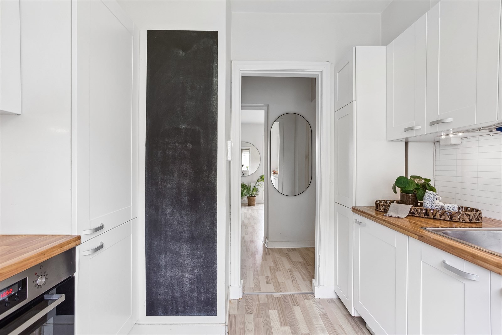 Kjøkkenet utstyrt med integrert platetopp, kjøle/fryseskap, stekeovn og oppvaskmaskin. Galleribilde