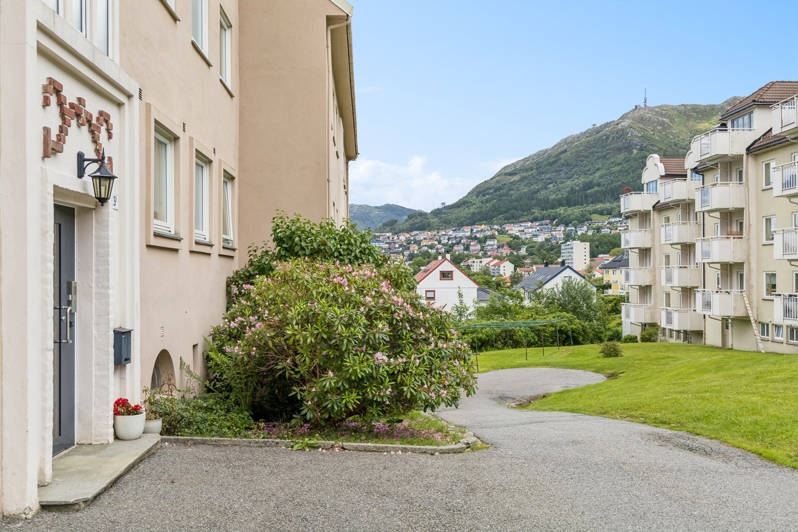 Leiligheten har sentral beliggenhet på Landås, i rolige og tilbaketrukne omgivelser. Galleribilde