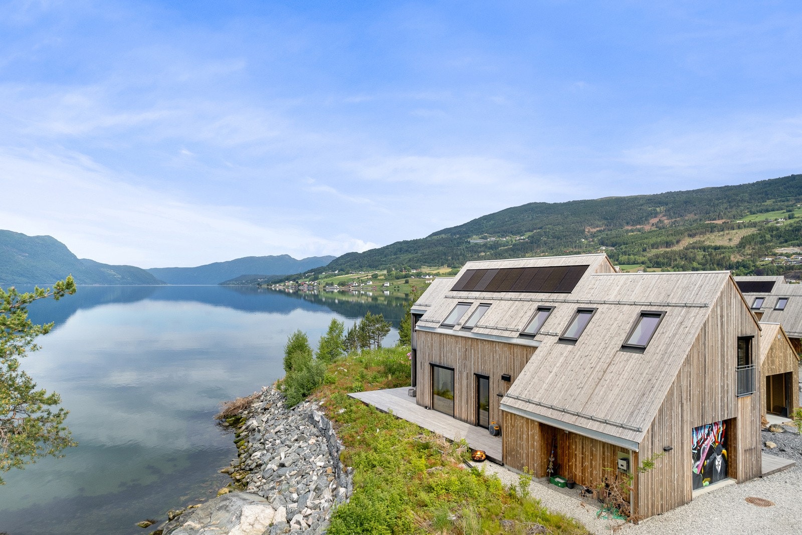 Romsleg einebustad på 2 plan med garasje, 4 soverom og nydeleg utsikt over fjorden og dei omliggande fjella. Galleribilde