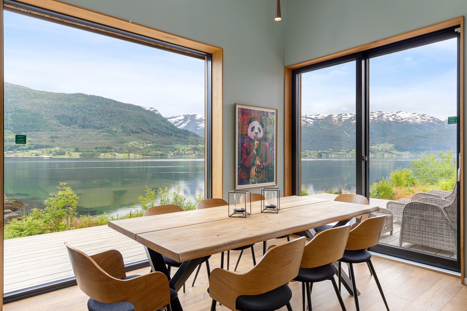 ... samstundes nyte den flotte utsikta ut fjorden. Galleribilde