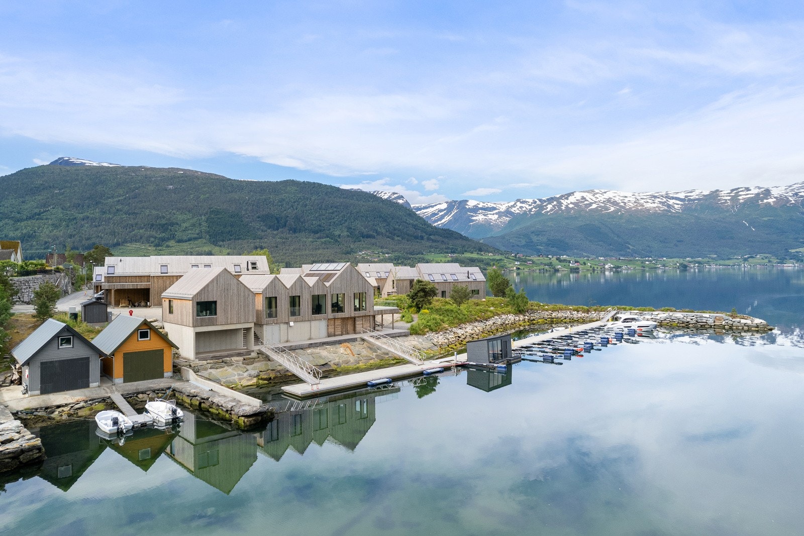 Området er kjent for sin vakre natur, med nærleik til både fjord og fjell, noko som gjer det ideelt for friluftsliv og naturopplevingar. Galleribilde