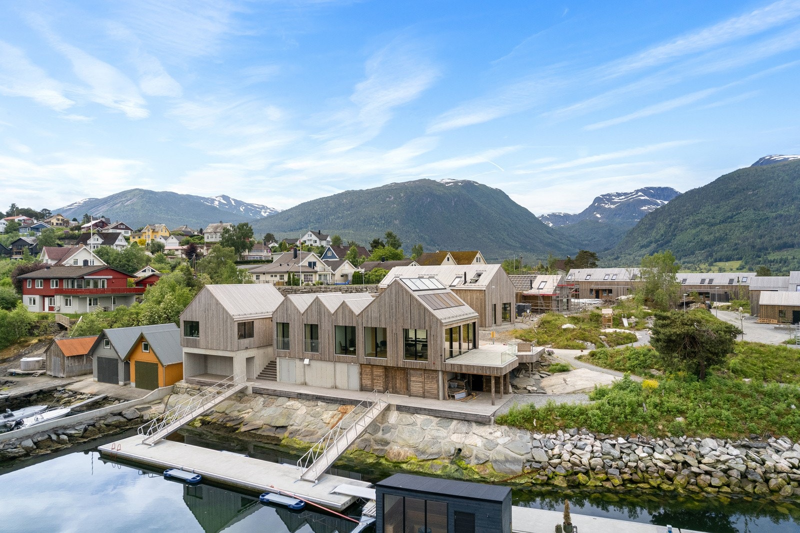 Bustaden er med i eit realsameige med ein fellesbustad, marina med eigen båtplass, fjordsauna m.m. Galleribilde