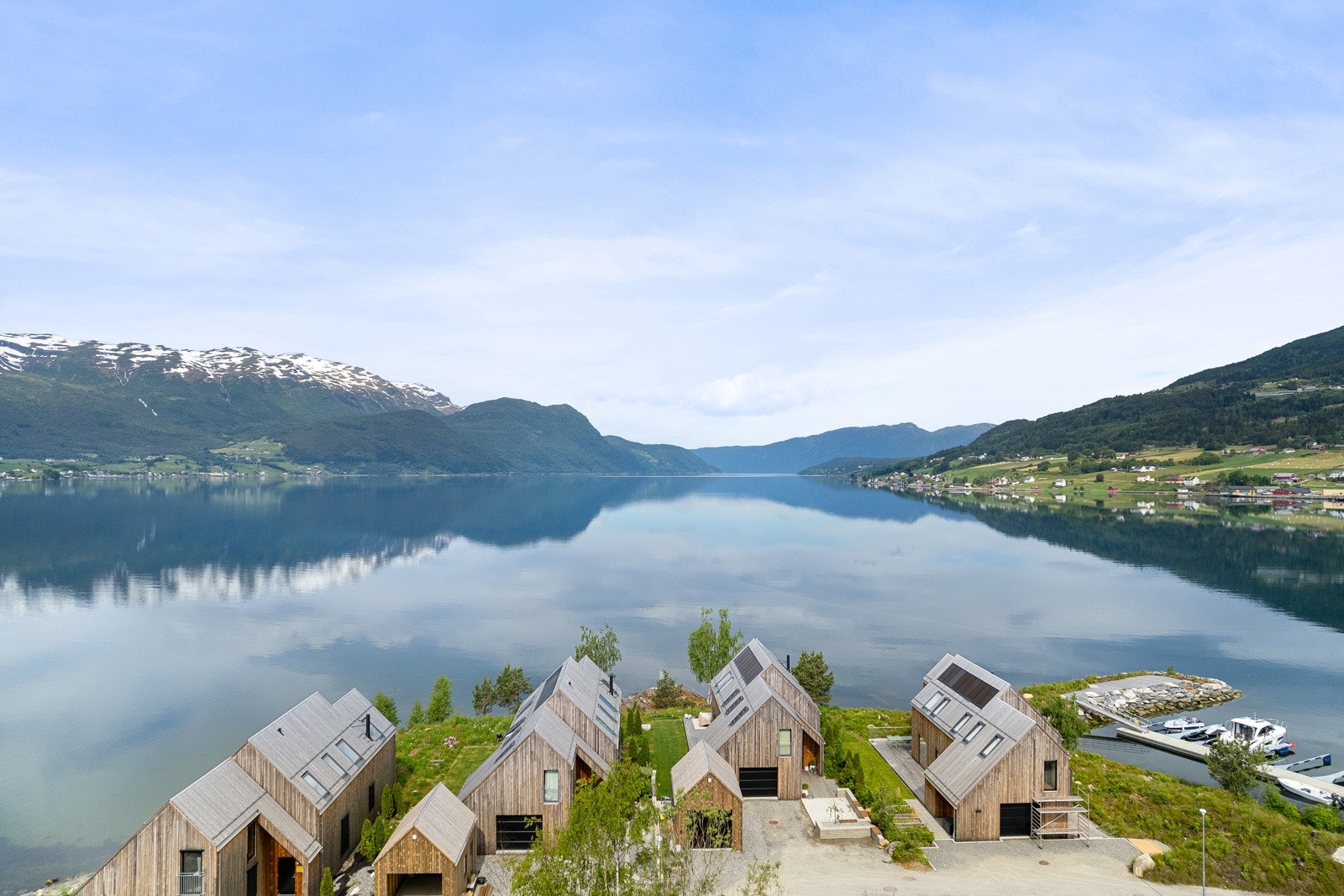 Frå bustaden har en gangavstand til fottballbane, fleirbrukshall og treningssenter. Dette i kombinasjon med den flotte naturen som omkransar eigedomen. Galleribilde
