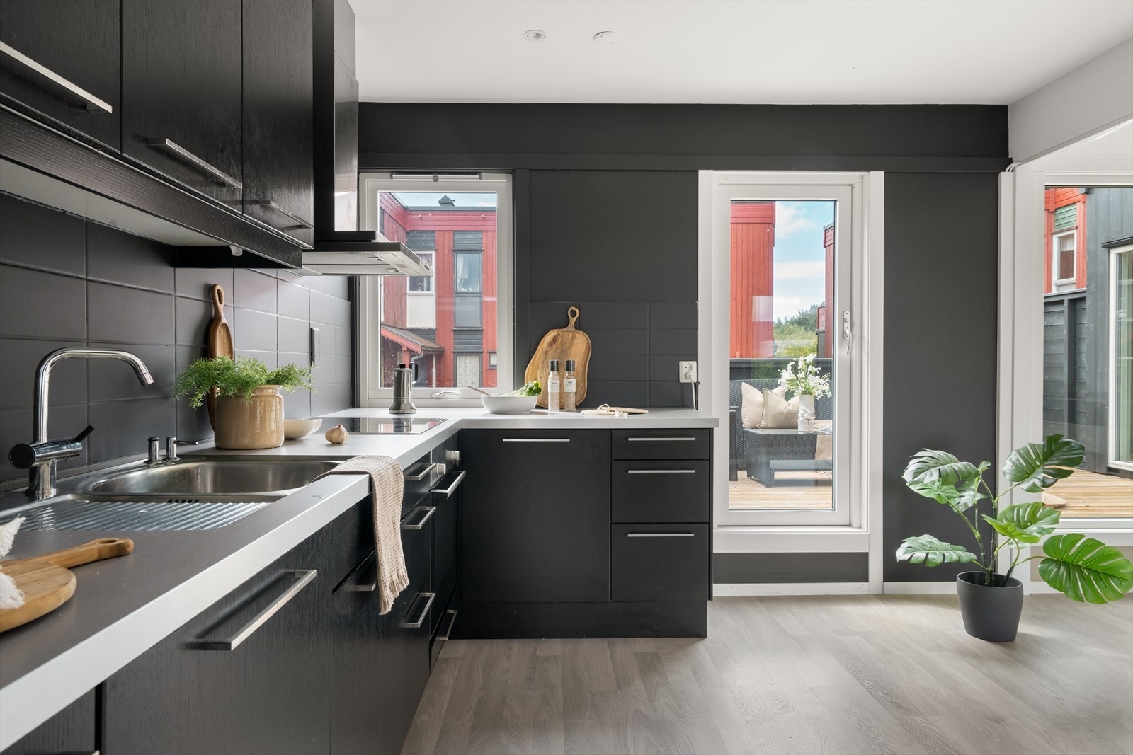 Direkte utgang til terrasse fra kjøkkenet. Galleribilde