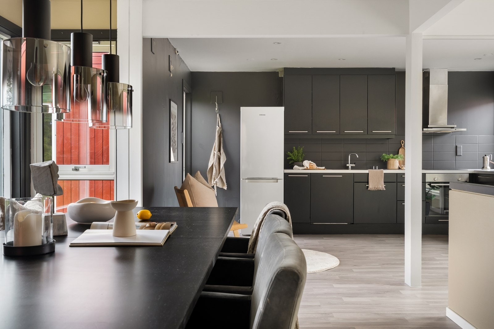 Stuens størrelse gjør det enkelt å møblere med både spisebord og sofakrok. Galleribilde