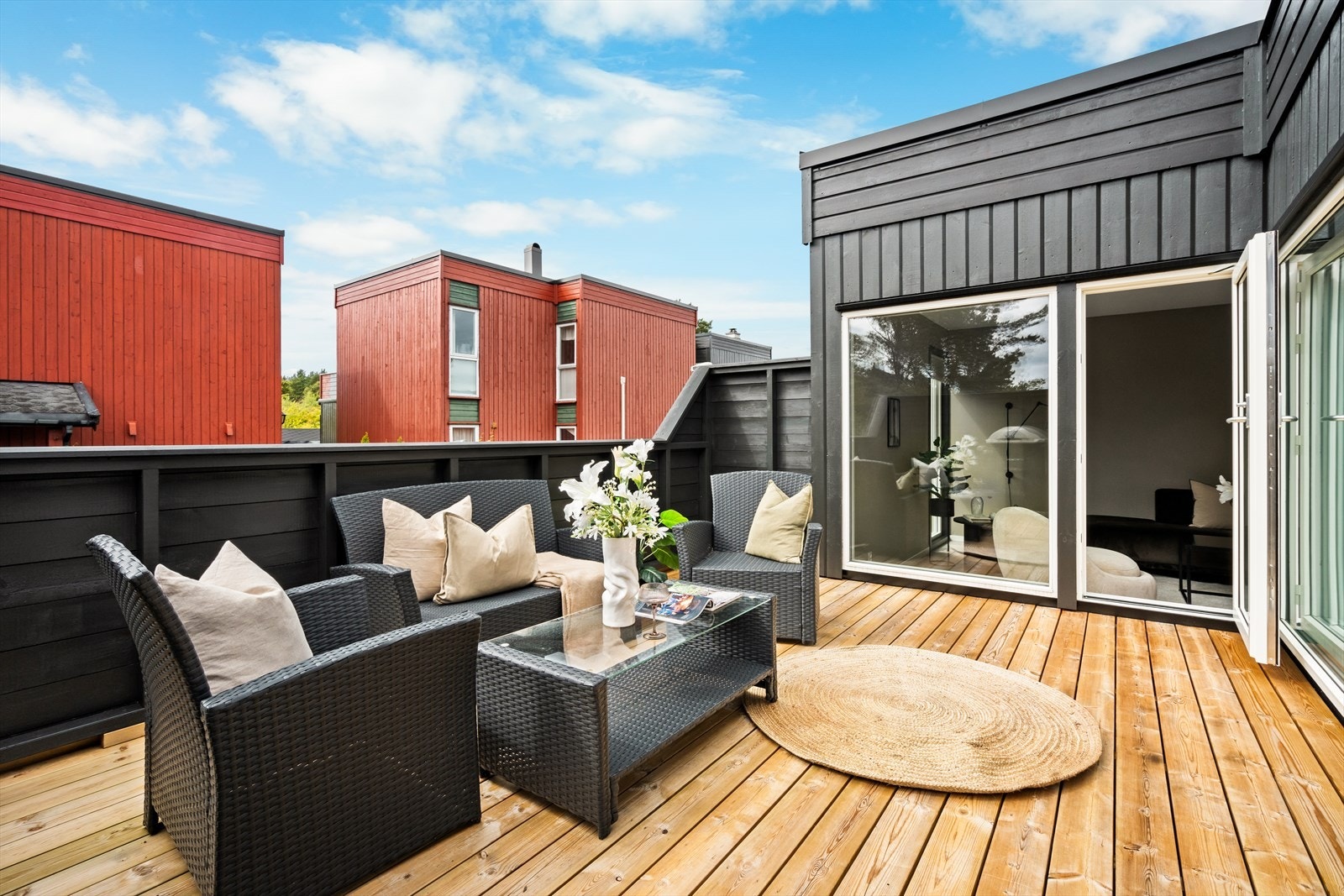 Flott solrik terrasse på 15,2m². Terrassebord er blitt behandlet tidligere i år. Galleribilde