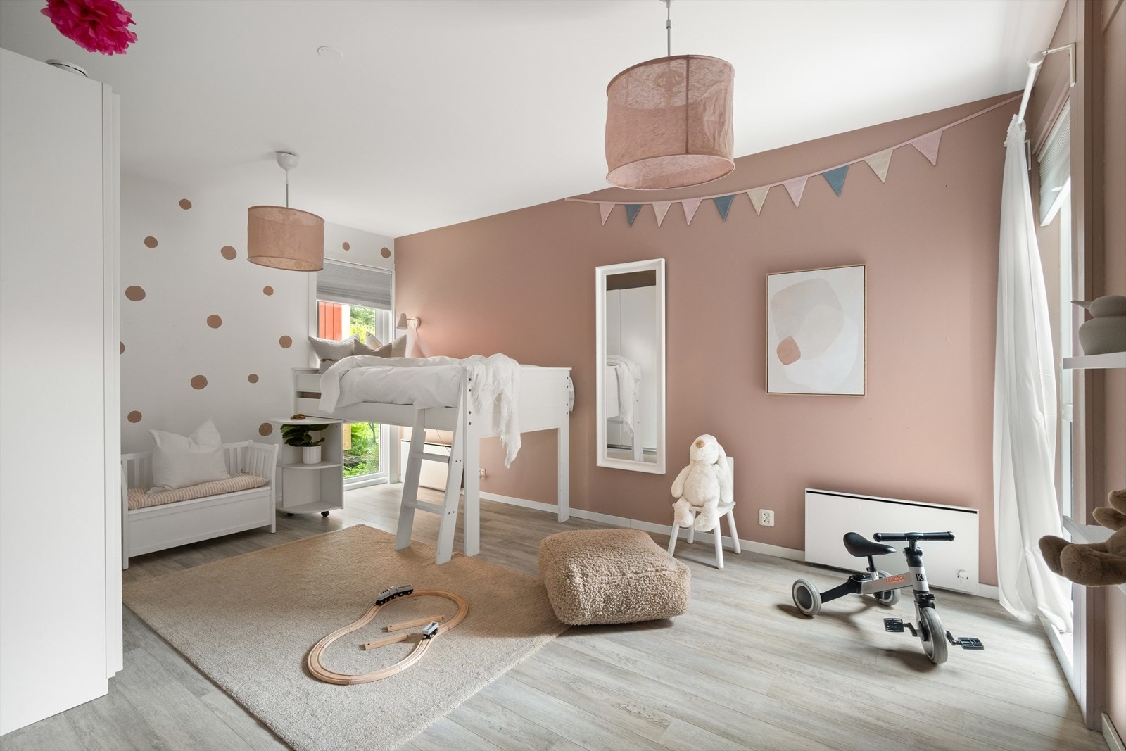 Alle tre soverommene er av god størrelse og kan enkelt møbleres med seng, nattbord og garderobeløsning. Galleribilde