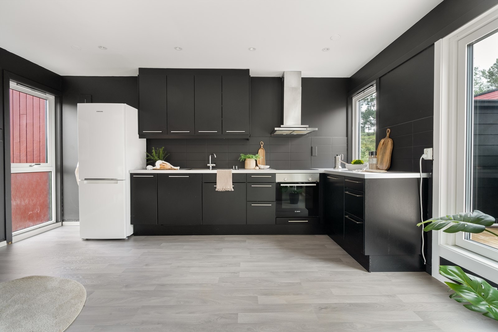 Det er integrert induksjonsplatetopp, stekeovn og oppvaskmaskin. Galleribilde