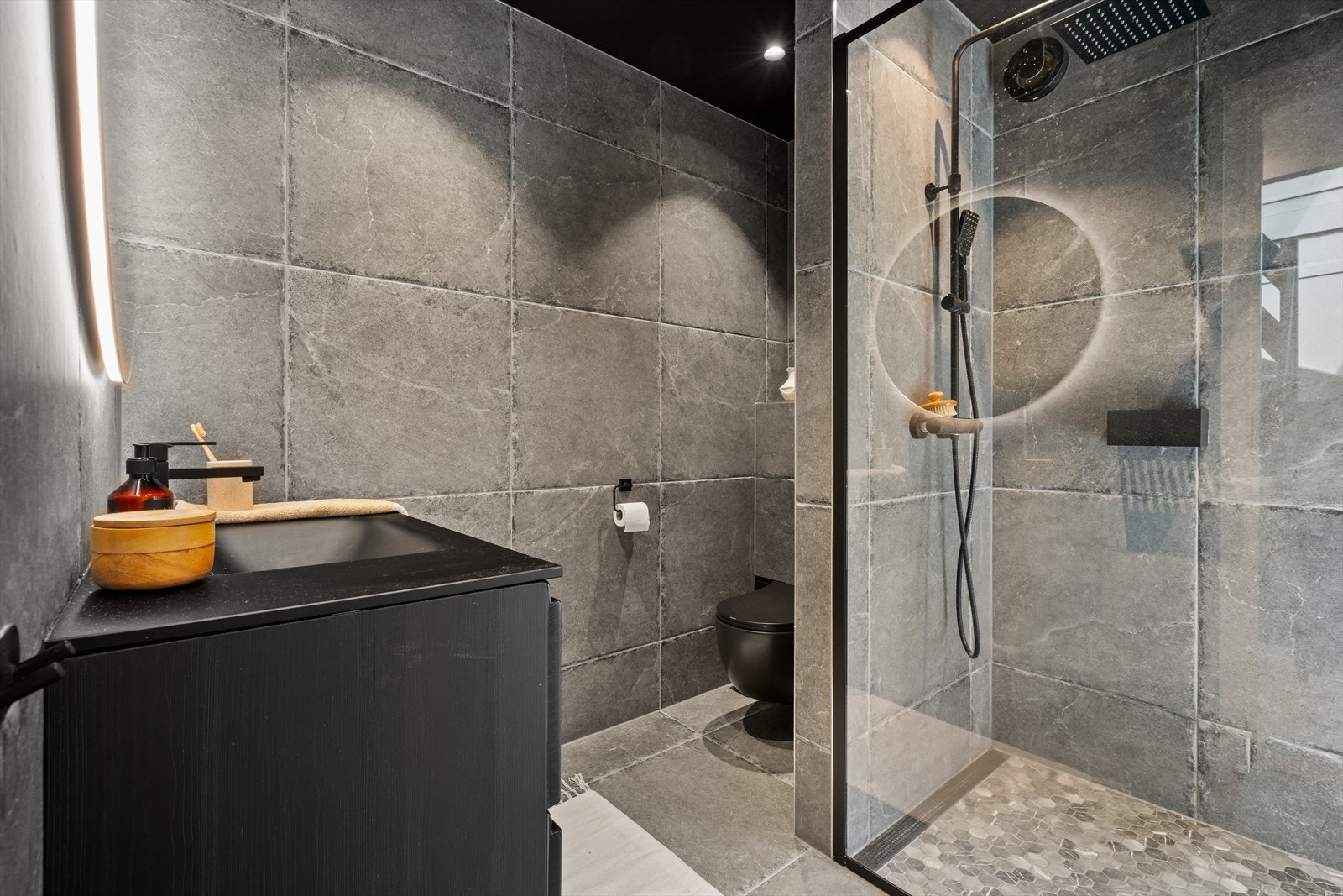 Bad er blitt renovert i 2021. Helfliset med varmekabler i gulv. Galleribilde