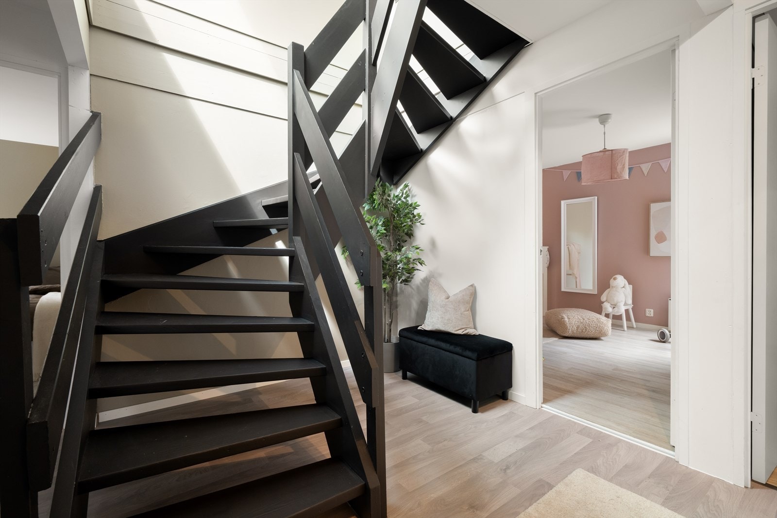 I første etasje finner vi bad, 3 soverom og vaskerom. Galleribilde