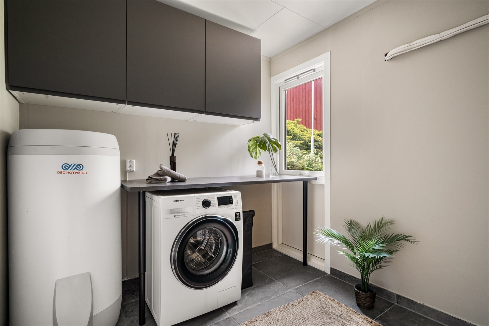 Praktiskt med eget vaskerom. Opplegg til vaskemaskin og godt med skap- og benkeplass. Galleribilde