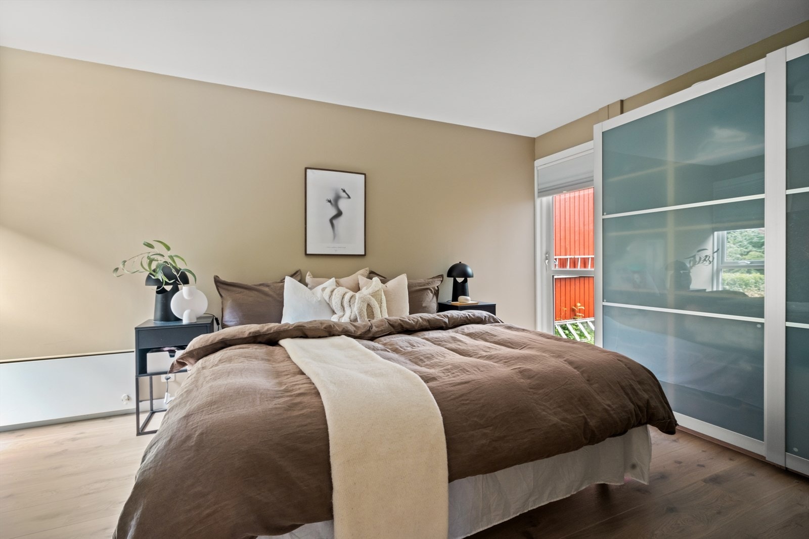 Hovedsoverommet er målt til 15m². De to andre soverommene er henholdsvis 7,2m² og 14,9m². Galleribilde