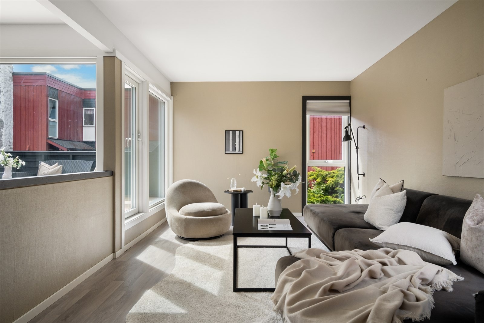 Det er også utgang til terrasse fra denne siden av stuen. Galleribilde