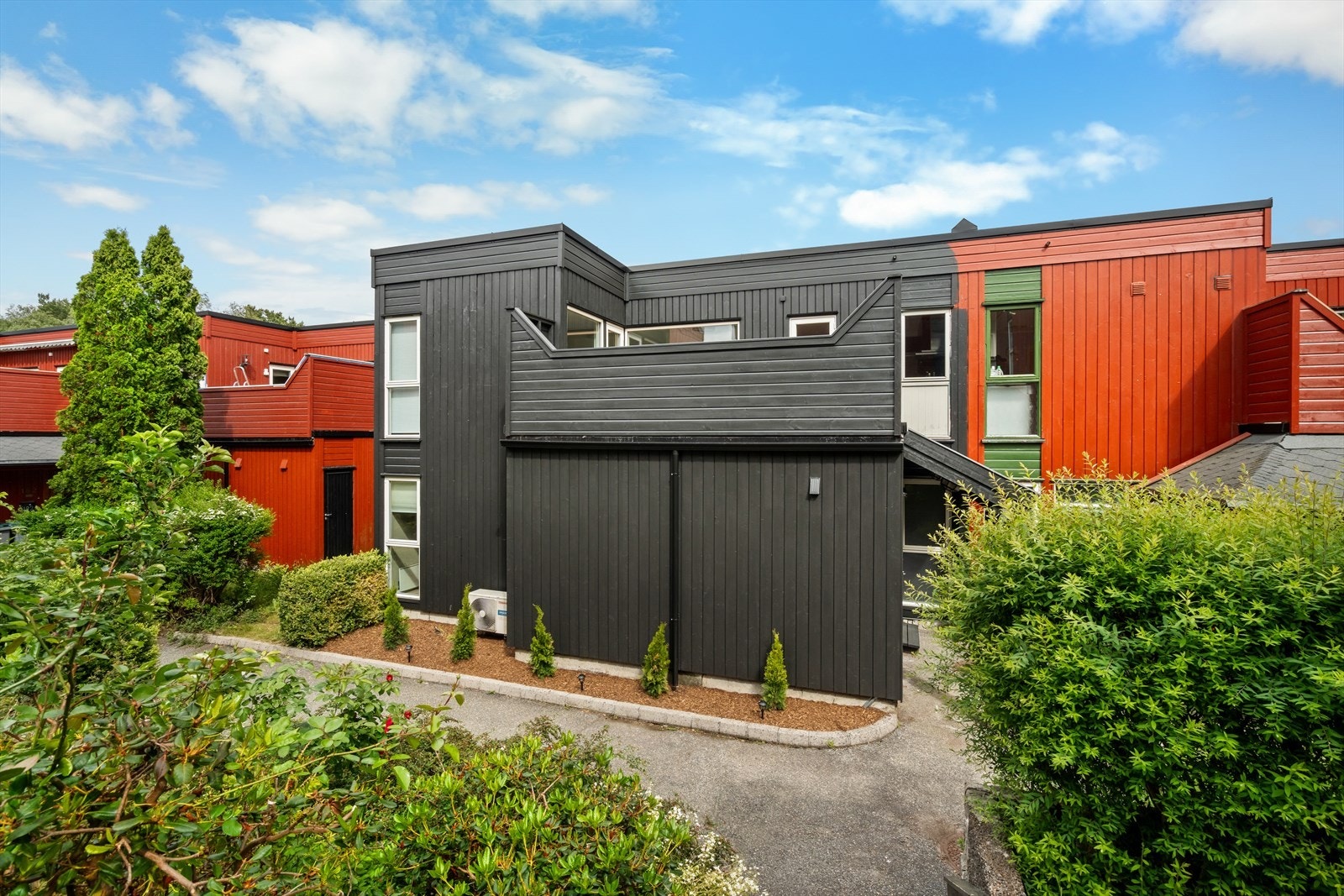 Moderne og oppgradert del av tomannsbolig. Boligen ligger i enden av en blindvei, så her er det nesten ingen gjennomgangstrafikk av verken folk eller biler. Galleribilde