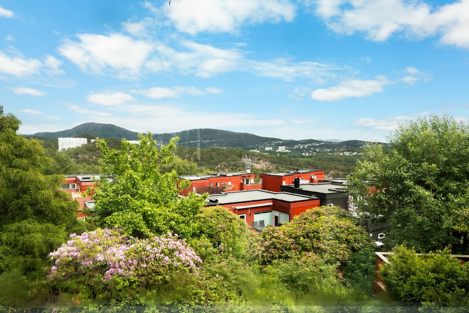 Boligen ligger pent og sentralt til, like ved Vestkanten. Her er kort vei til alt en skulle trenge av butikker og servicetilbud. Galleribilde