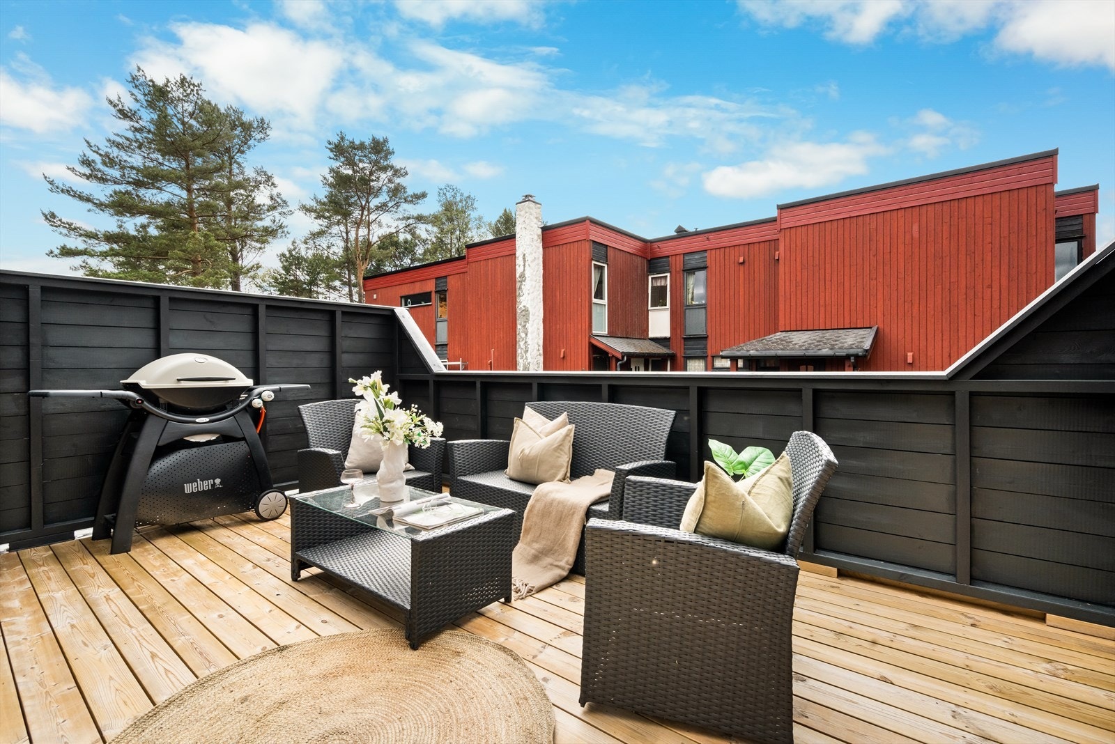 Her er det god plass til å møblere med sittegruppe og f.eks. en grill. Galleribilde