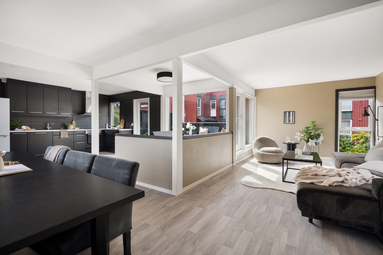 Store vindusflater nesten overalt i stuen bidrar til meget godt lysinnslipp. Galleribilde