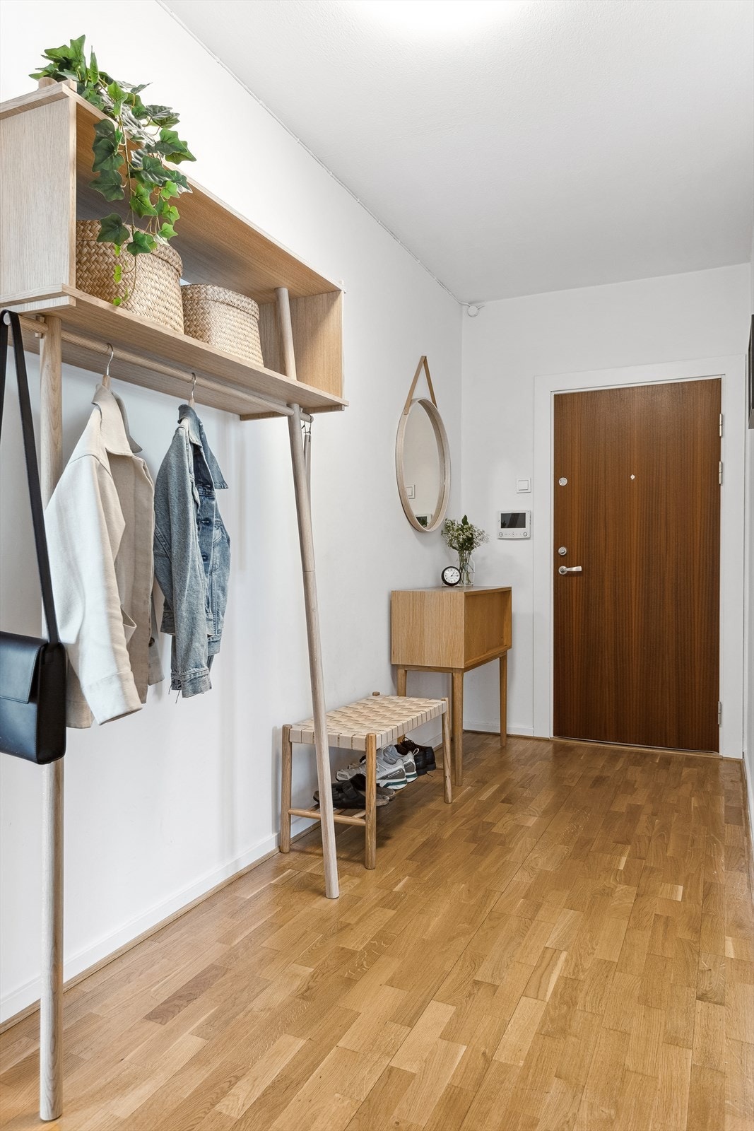 Velkommen inn! Her har du god plass til oppbevaringmøbler samt god plass til ytterklær og sko. Det er installert callinganlegg med video i regi av borettslaget. Galleribilde