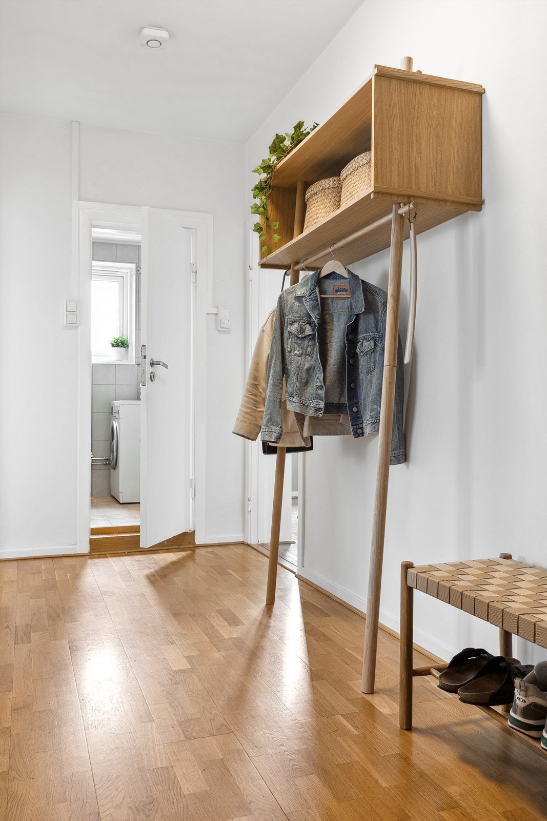 Leiligheten har en god standard og har siste året gjort en rekke moderniseringer, entreen har blitt helspraklet på veggene, samt taket og veggene har blitt malt. Galleribilde