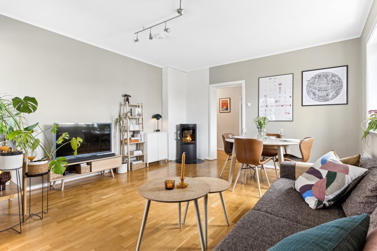 Her har du god plass til spisegruppe, sofa og alt av ønsket møblement. Fra stuen er det adkomst til en balkong på 7m². Galleribilde
