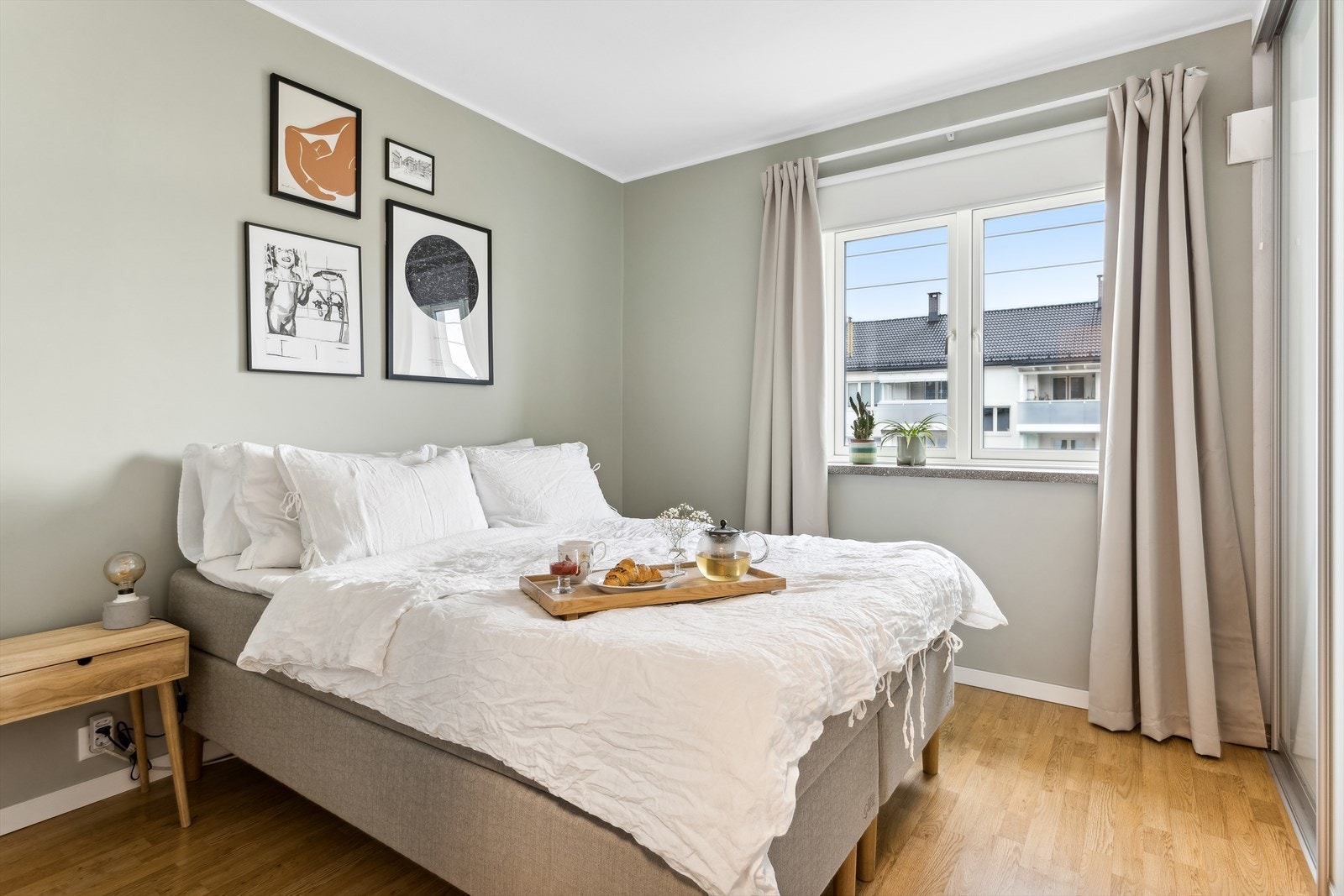 Soverommet er romslig med plass til dobbeltseng og tilhørende nattbord. Det er montert skyvedørsgarderobe langs veggen, som sørger for gode oppbevaringsmuligheter. Galleribilde