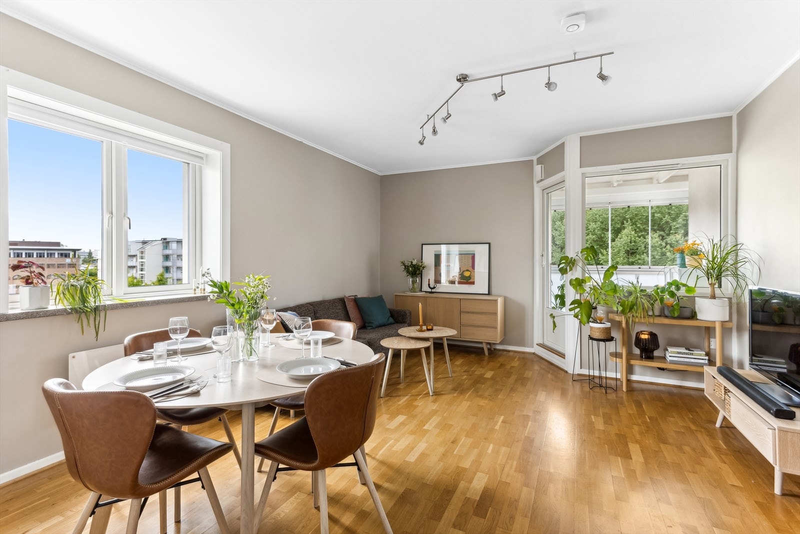 DNB Eiendom v/ Sigrid Jølstad Seim har gleden av å presentere Svartdalsveien 54! En lys og stor 2- roms andelsleilighet beliggende i 3.Etasje. Galleribilde