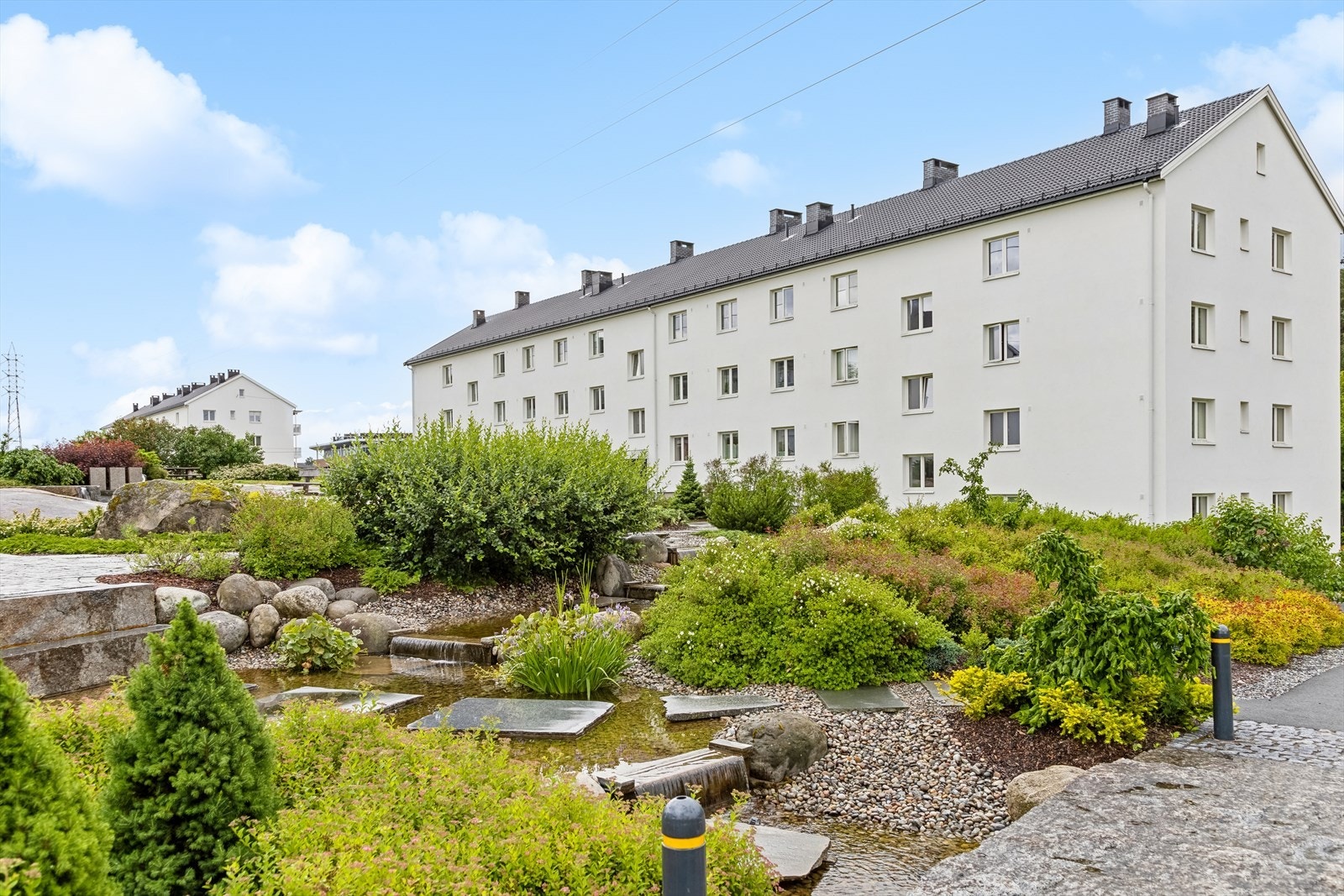 Borettslagets tomt er pent opparbeidet og velholdt. Her på populære Manglerud vil du bo i et rolig boområde, med kort vei til byen, flere turområder og offentlig kommunikasjon. Galleribilde