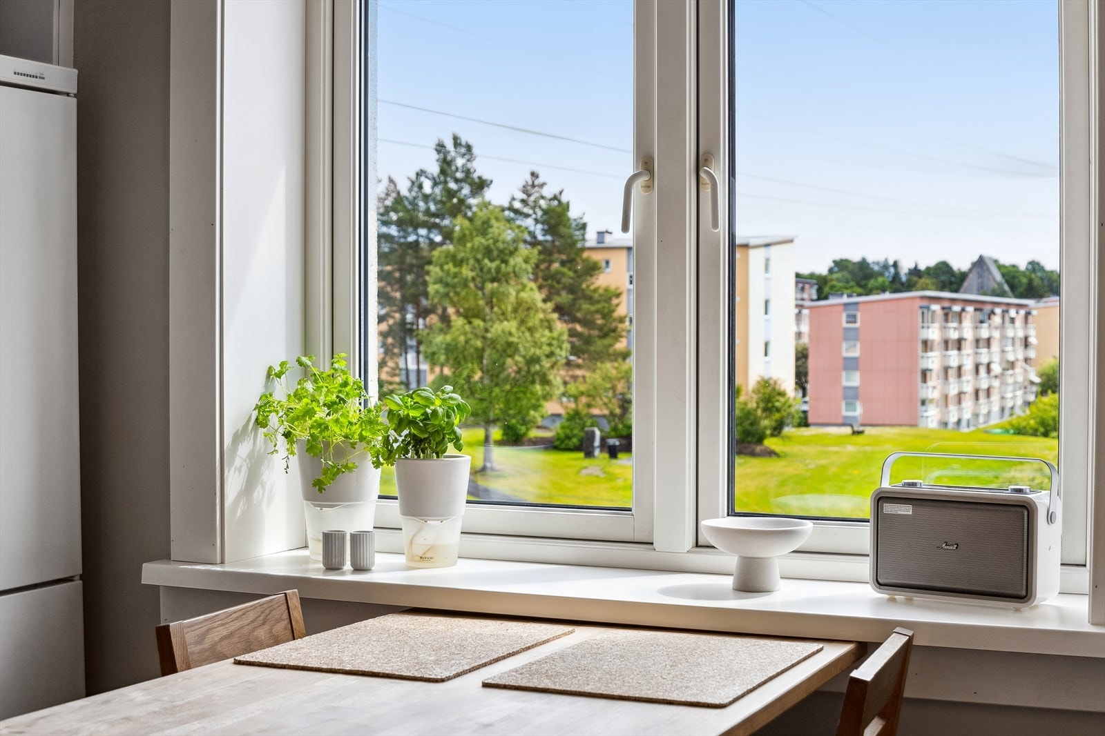 Det er plassert en liten sittegruppe på kjøkkenet, perfekt i en travel hverdag. Galleribilde