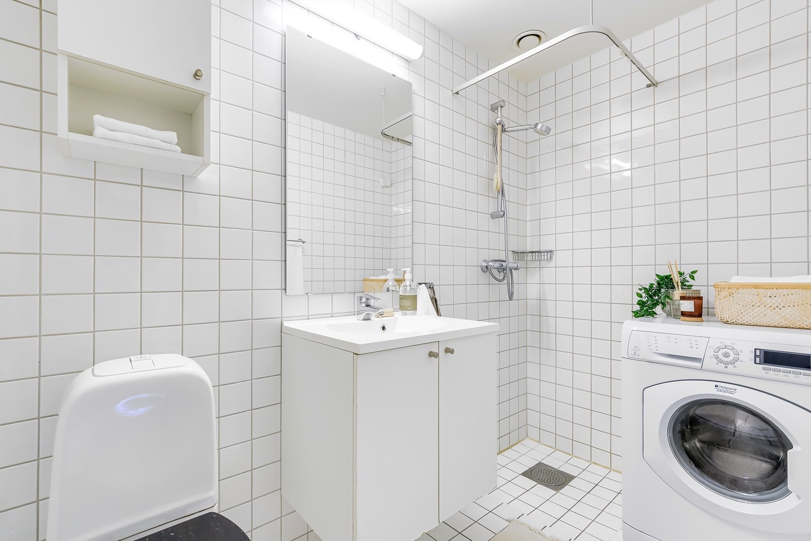 Det er også tilrettelagt for vaskemaskin. Baderommet har mekanisk avtrekk, samt tilluft via en spalte under døren. Galleribilde