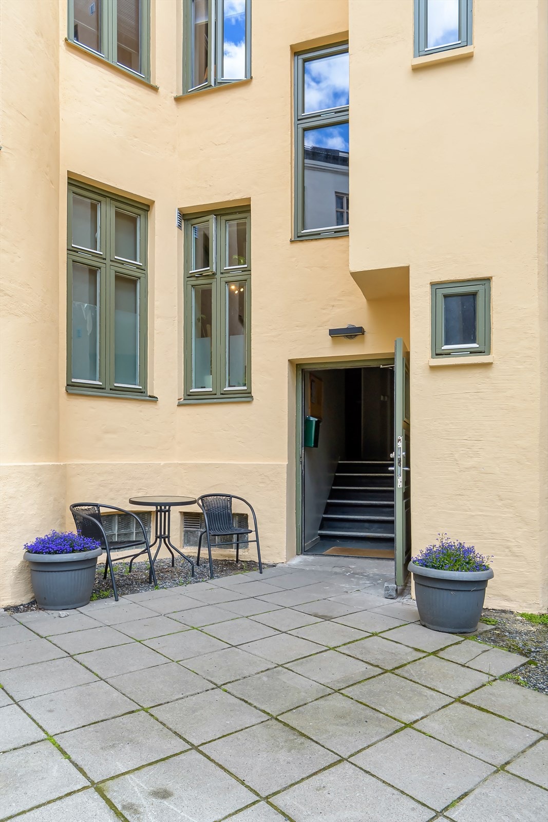 Leiligheten har en meget god beliggenhet i et populært boligområde på øvre del av Grünerløkka. Leiligheten ligger bare et "steinkast" fra Grünerløkkas yrende liv og ikke minst Ringnes Park med Ringen kino, Sats, Meny, jernia, kafé m.m. Galleribilde