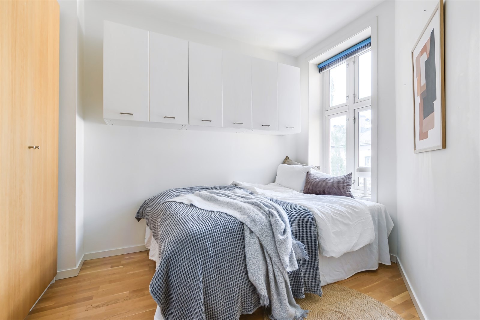 Soverommet har plass til seng, samt garderobeskap som gir ytterligere oppbevaringsplass. Galleribilde