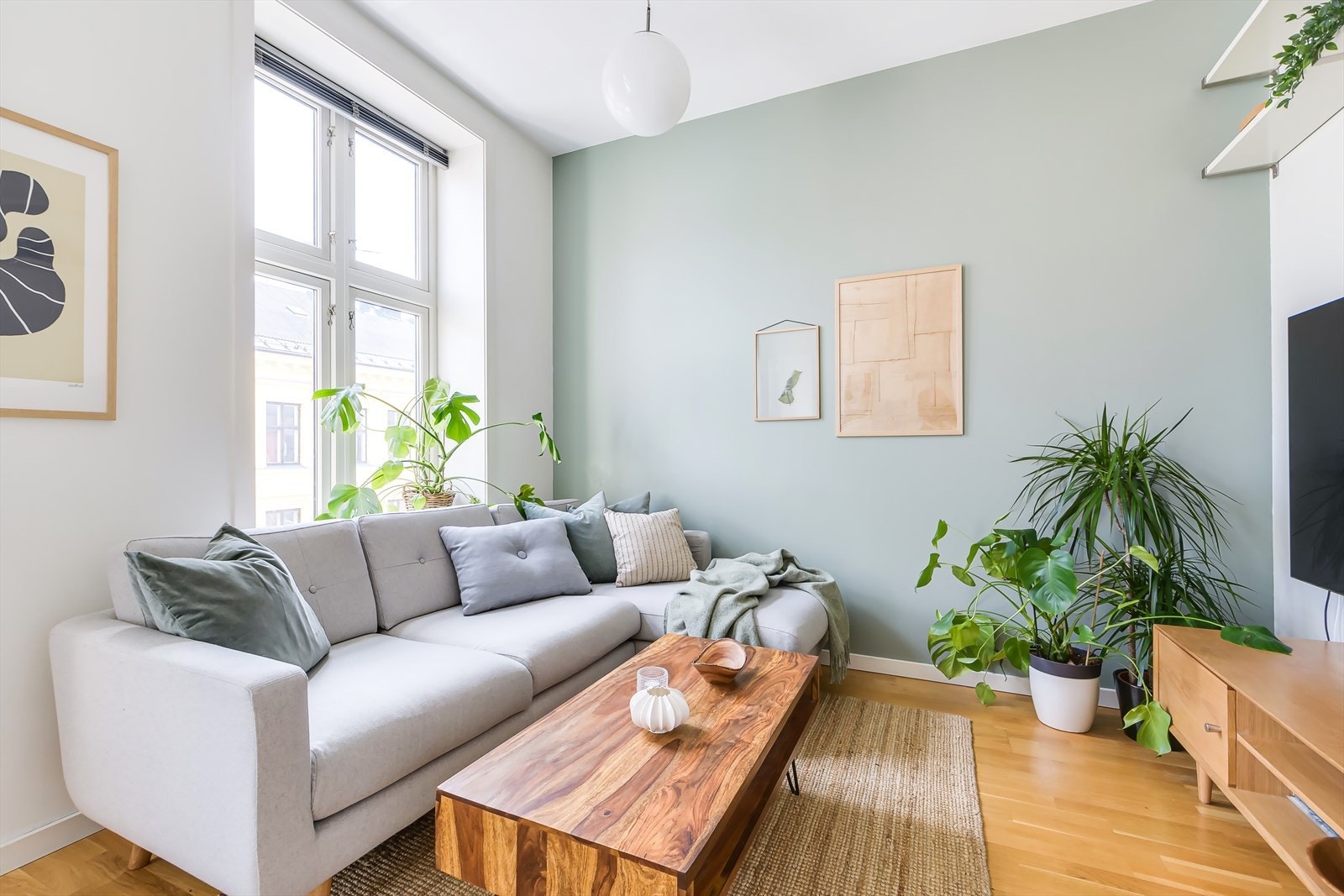 Leiligheten har en god planløsning som byr på en arealsmart stue, pent kjøkken med integrerte hvitevarer, velholdt bad, og et soverom. Galleribilde