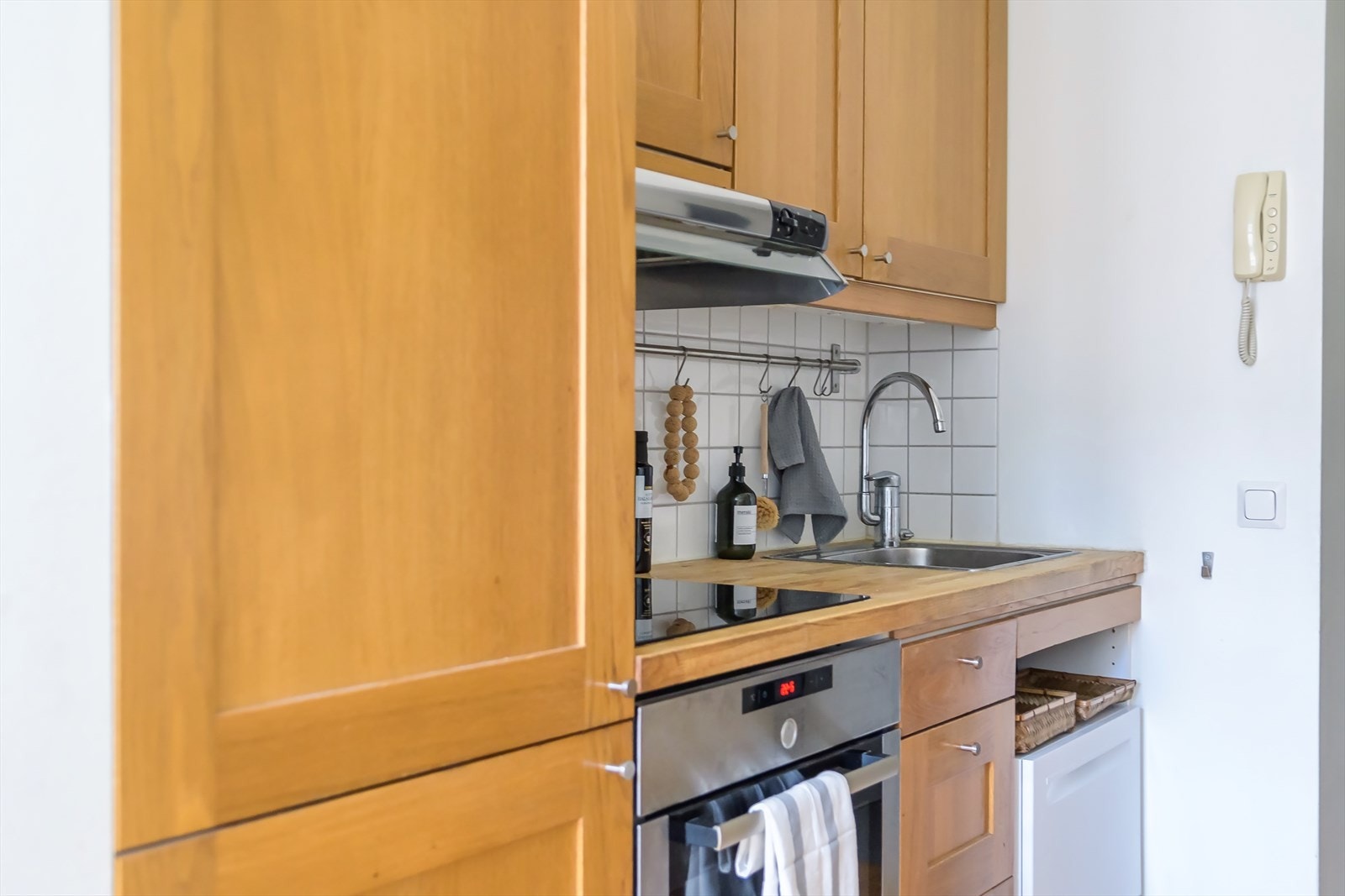 I tillegg har det et frittstående benkeoppvaskmaskin. Galleribilde