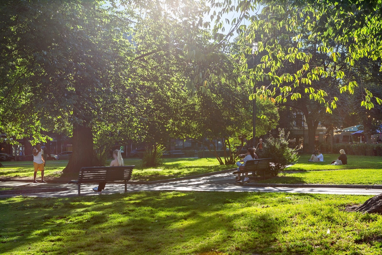Olaf Ryes Plass ligger sentralt på Grünerløkka med grøntområde, uteservering og er et fint sted å nyte late sommerdager Galleribilde